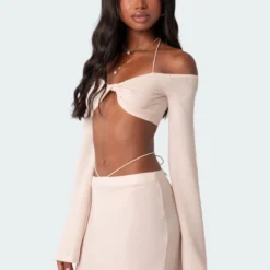 Celeste Off Shoulder Twist Crop Top -Default Template 2 Edikted lookbook 05 09 202310071 PhotoRoom PhotoRoom